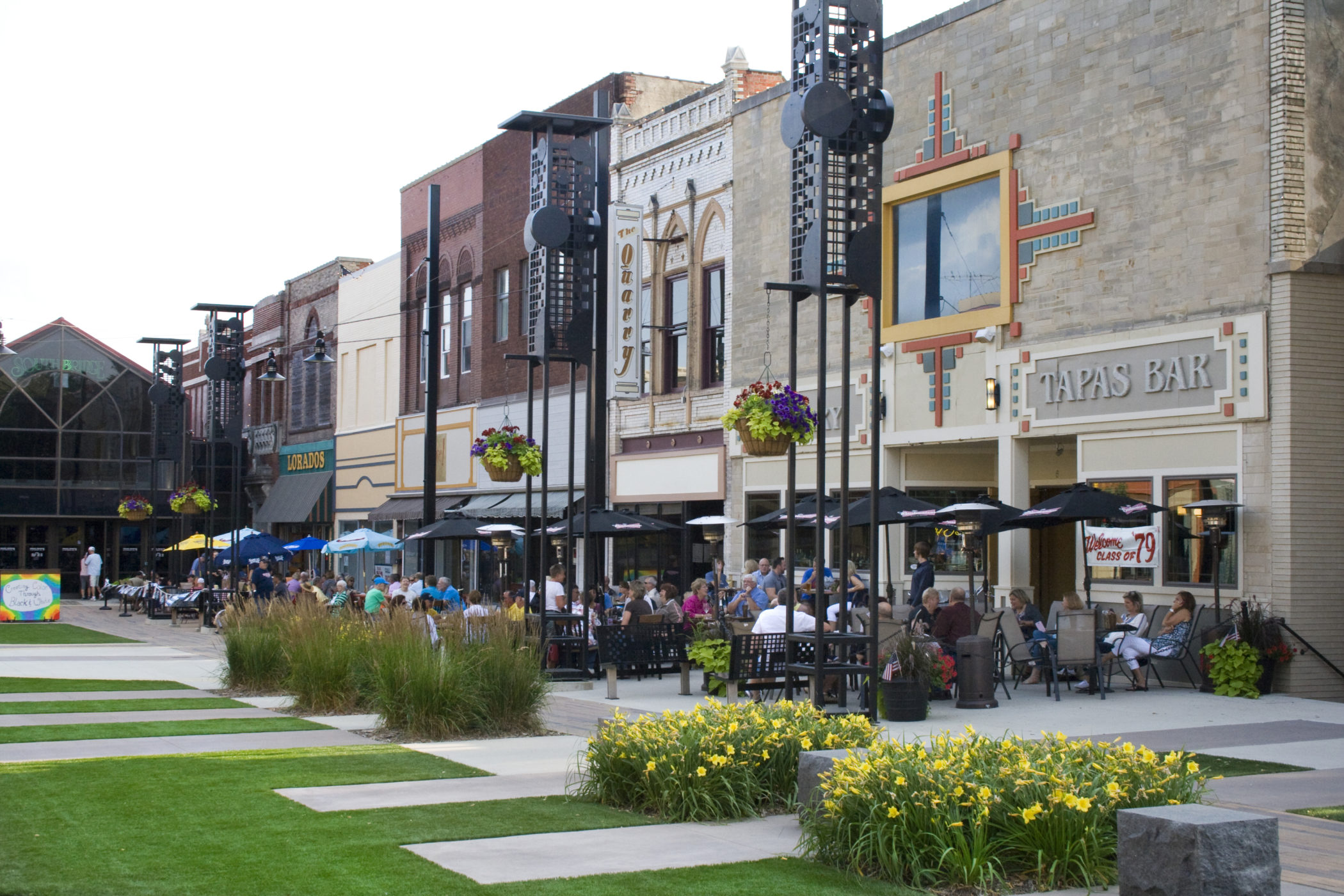People eat outside in Mason City's downtown plaza